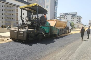 Alanya’da alt yapısı tamamlanan yerler asfaltlanıyor