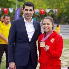 Avcılar Belediye Spor Kulübü’nün genç yıldızı Delal Kadir Yunanistan’da düzenlenen U15 Avrupa Güreş Şampiyonası’ndan altın madalyayla döndü