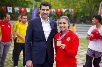 Avcılar Belediye Spor Kulübü’nün genç yıldızı Delal Kadir Yunanistan’da düzenlenen U15 Avrupa Güreş Şampiyonası’ndan altın madalyayla döndü