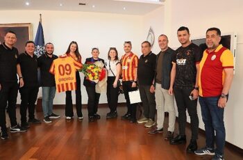 Aydın Galatasaray Taraftarlar Derneği Başkanı Fevzi Eryalçın Aydın Büyükşehir Belediye Başkanı Özlem Çerçioğlu’na nezaket ziyaretinde bulundu