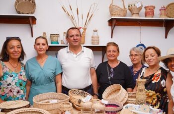 Ayvalık Belediyesi Mahalleevleri'ndeki kadınlar tarafından üretilen birbirinden güzel el emeği göz nuru hediyeler “El Emeği Pazarı"nda satışa sunuldu