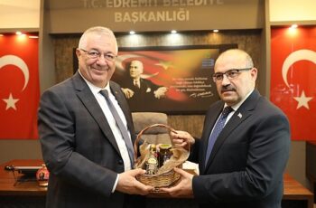 Balıkesir Valisi İsmail Ustaoğlu, Edremit Belediye Başkanı Mehmet Ertaş’ı ziyaret etti