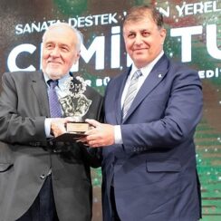 Başkan Tugay’a “Sanata Destek” Ödülü