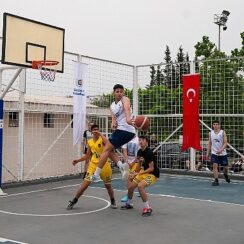 Basketbolcular Gaziemir’de kıyasıya yarıştı