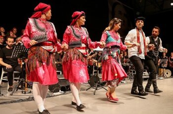 Bornova’da Halk Dansları Festivali