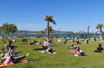 Burhaniye Özgürlük Parkı’nda bugün 08.30 itibarıyla alanında uzman eğitmenlerle sabah sporları başladı