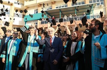 Burhaniye Uygulamalı Bilimler Fakültesi ve Burhaniye Meslek Yüksek Okulu öğrencileri bugün düzenlenen tören ile birlikte mezun oldu