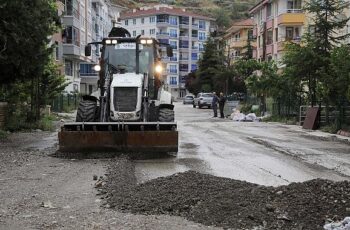 Çankaya Belediyesi, Ankara'da etkili olan ve normalin üzerinde yağan yağmurun ardından ulaşımı engelleyen taş toprak yığınlarını temizledi