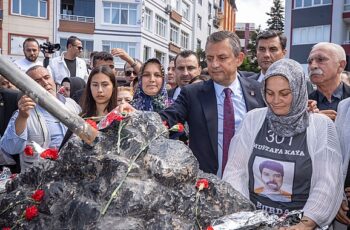 CHP Genel Başkanı Özgür Özel ve İzmir Büyükşehir Belediye Başkanı Dr. Cemil Tugay Soma’da maden şehitlerinin aileleriyle buluştu