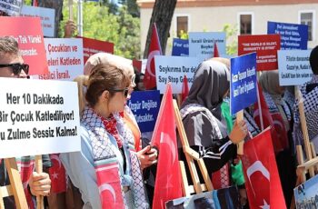 Dokuz Eylül Üniversitesi (DEÜ) öğrencileri, Gazze’de İsrail’in sivillere yönelik sürdürdüğü ölümcül saldırılara karşı bir kez daha harekete geçti