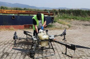 Edremit’te sinekle mücadele çalışmaları Drone ile destekleniyor