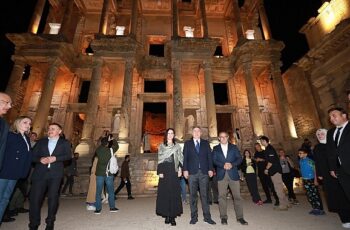 Efes Antik Kenti'nde başlayan gece müzeciliği uygulamasının hayata geçmesi sebebiyle “Efes Ören Yeri Gece Müzeciliği Lansmanı" düzenlendi