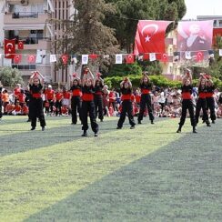 Gençlerin halk oyununa giderek artan ilgisine Efes Selçuk Belediyesi destek oluyor.