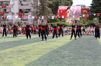 Gençlerin halk oyununa giderek artan ilgisine Efes Selçuk Belediyesi destek oluyor.