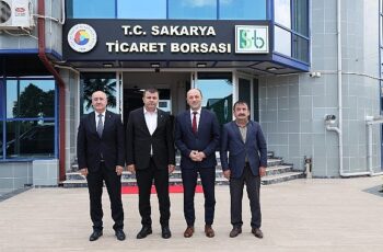 Geyve Belediye Başkanı Selçuk Yıldız Sakarya Ticaret Borsası Başkanı Mustafa Genç’i ziyaret ederek görüşmeler gerçekleştirdi