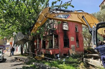 Gölcük Belediyesi, dün akşam çıkan yangın neticesinde büyük hasar gören iki katkı binanın yıkarak enkaz kaldırma işlemlerini tamamladı