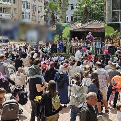 Gölcük Belediyesi kültür-sanat etkinlikleri kapsamında Değirmendere Çınarlık Meydanı’nda düzenlenen Çocuk Şenliği yoğun ilgi gördü