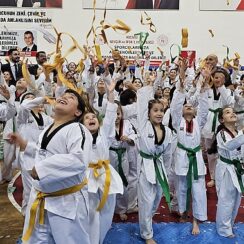 Gölcük Belediyespor bünyesindeki Taekwondo branşında 420 sporcu, kuşak atlama sevinci yaşadı