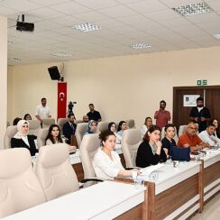 İznik’in benzersiz zanaat ve el sanatları ürünlerini, modern teknolojilerle daha geniş kitlelere ulaştırmayı amaçlayan program İznik Belediyesi’nde başladı