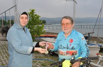 İznikli Yüzme Şampiyonu Erhan Turan İznik’te anlamlı bir triatlon etkinliği düzenledi