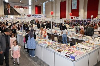 Karaman Belediyesi’nin bu yıl 10-19 Mayıs tarihlerinde düzenlediği 4. Karaman Kitap Günleri, kitapseverlerin yoğun ilgisiyle devam ediyor