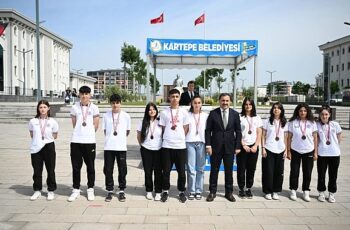 Kartepe’de 19 Mayıs Atatürk’ü Anma Gençlik ve Spor Bayramı’nın 105’inci yılı düzenlenen törenle coşku içerisinde kutlandı