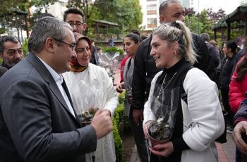 Keçiören Belediye Başkanı Dr. Mesut Özarslan ve eşi Filiz Özarslan Anneler Günü’nü kutladı