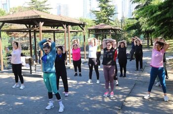 Küçükçekmece Belediyesi, kent sakinlerini güne zinde başlatmak ve sağlıklı bir yaşama teşvik etmek amacıyla açık havada sabah sporları düzenliyor