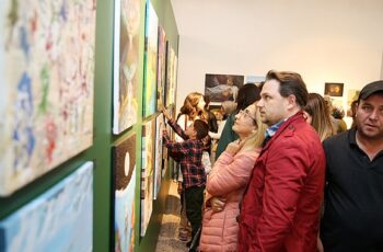 Küçükçekmece’de sanat eğitimi veren Görsel Sanatlar Öğretmeni Fadime Yücel ve öğrencilerinin ‘İzler’ sergisine ev sahipliği yaptı