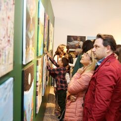 Küçükçekmece’de sanat eğitimi veren Görsel Sanatlar Öğretmeni Fadime Yücel ve öğrencilerinin ‘İzler’ sergisine ev sahipliği yaptı