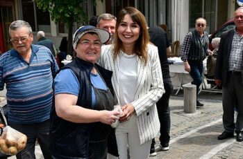 Malkara Belediye Başkanı Nergiz Karaağaçlı Öztürk, Anneler Günü etkinlikleri çerçevesinde Şehitlik Caddesi’nde düzenlenen Kadın Emeği Pazarı’nı ziyaret etti