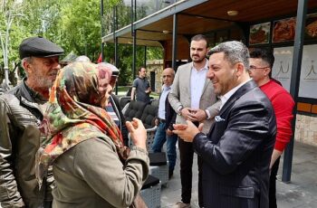 Nevşehir Belediye Başkanı Rasim Arı, Nejdet Ersan Parkı çevresindeki esnaflarla bir araya gelerek sorun ve isteklerini dinledi