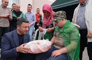 Nevşehir’de down sendromlu Yusuf Tosun için temsili asker eğlencesi düzenlendi. Eğlence programında, gence asker kınasını Belediye Başkanı Rasim Arı yaktı