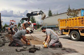 Nevşehir’de son günlerde etkili olan sağanak yağışlar sonrasında hasar gören yol, yaya kaldırımı ve parklarda onarım ve yenileme çalışmaları sürüyor