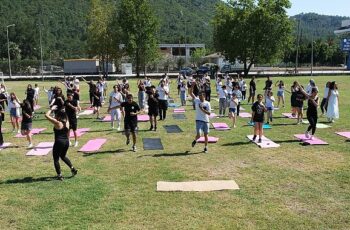 Öğrenciler açık havada yoga yaptı