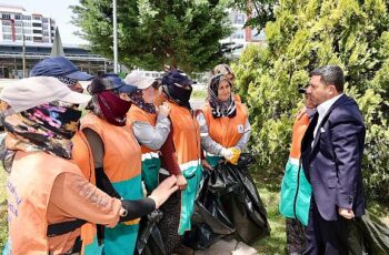 Okul servisi şoförleri ile birlikte piknik yapan Nevşehir Belediye Başkanı Rasim Arı, daha sonra başkanlık makamında vatandaşları konuk etti