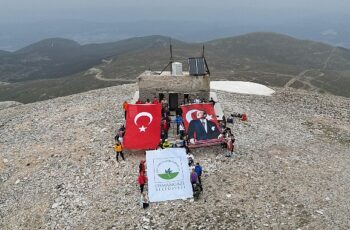 Osmangazili dağcılar 19 Mayıs’ı Uludağ zirvede kutladı