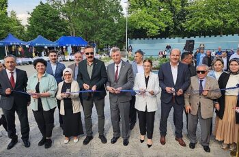 Rengarenk stantlarla dolu Gölcük Belediyesi 14. Bahar Şenliği, Kavaklı Sahili Amfi’de başladı