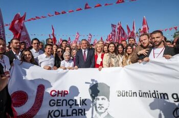 Samsun’da 19 Mayıs coşkusu  Başkan Tugay kortej yürüyüşü ve törene katıldı