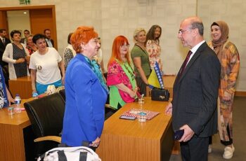 Selçuklu Belediye Başkanı Ahmet Pekyatırmacı Saraybosna Mevlevihanesi’nde eğitim alan Bosna Hersekli kursiyerler ile belediye meclis salonunda bir araya geldi