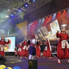 Selçuklu Belediyesi Bosna Hersek’in Zenica kentinde düzenlenen Çocuk Şenliği’nin final gününde halk oyunları ekibiyle sahne aldı