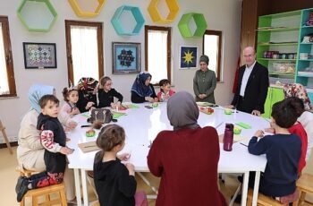 Selçuklu Sanat ve  Tasarım Atölyesi’nde anne ve çocukları bir araya getiren Selçuklu Belediyesi,  çocuklar ve annelerine unutulmayacak  bir Anneler Günü anısı yaşattı