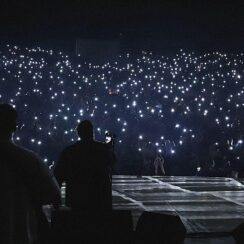 Sevilen müzik grubu Gece Yolcuları Dokuz Eylül Üniversitesi (DEÜ) Amfi Tiyatro’da üniversiteli hayranlarına unutulmaz bir gece yaşattı