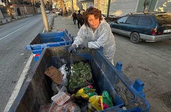 Ünlü Şef Refika Birgül, Gıda İsrafına Dikkat Çekmek ve Boşa Harcama Demek için Çöp Konteynerine Girdi