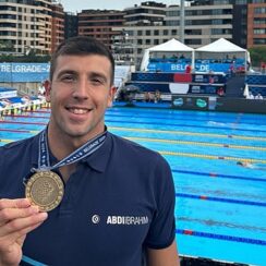 Abdi İbrahim’in ana sponsoru olduğu rekortmen milli yüzücü Emre Sakcı’dan, Türkiye’nin ilk Avrupa Şampiyonluğu!