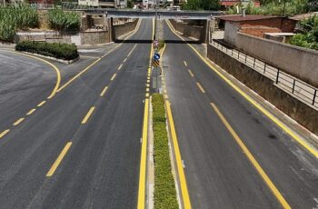 Aydın Büyükşehir Belediyesi, birçok farklı noktada yol yapım çalışmalarına hızla devam ediyor