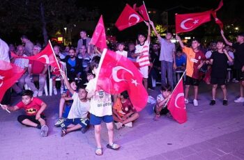 Başkan Aydın, milli heyecanı vatandaşlarla birlikte yaşadı