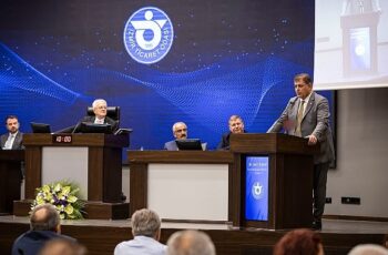 Başkan Tugay İZTO meclis toplantısına katıldı “Bu şehirdeki canlı cansız tüm varlıkların hizmetindeyim”