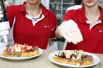 Beyaz Kalplerde waffle ile kahve günü