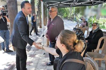 Bornova Belediye Başkanı Ömer Eşki, vergi ödemelerinin son gününde Mali İşler Müdürlüğü çalışanları ve vatandaşlarla bir araya geldi